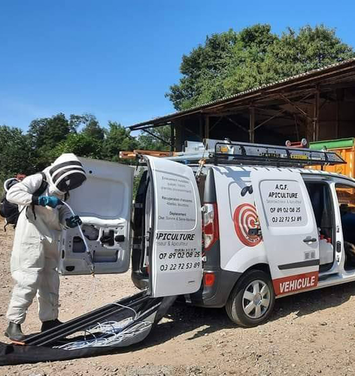 Apiculteur éleveur d'abeilles à Poix-de-Picardie